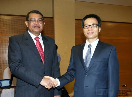 Phó Thủ tướng Vũ Đức Đam hội đàm với Phó Thủ tướng Campuchia Ke Kim Yan